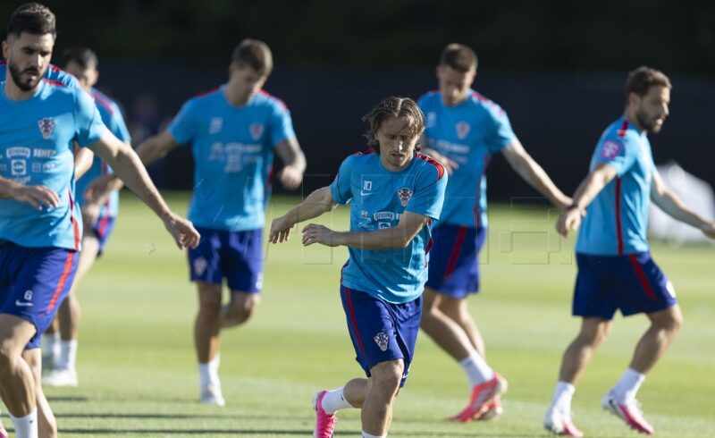 Cientos de aficionados en el entrenamiento abierto de la selección croata de fútbol