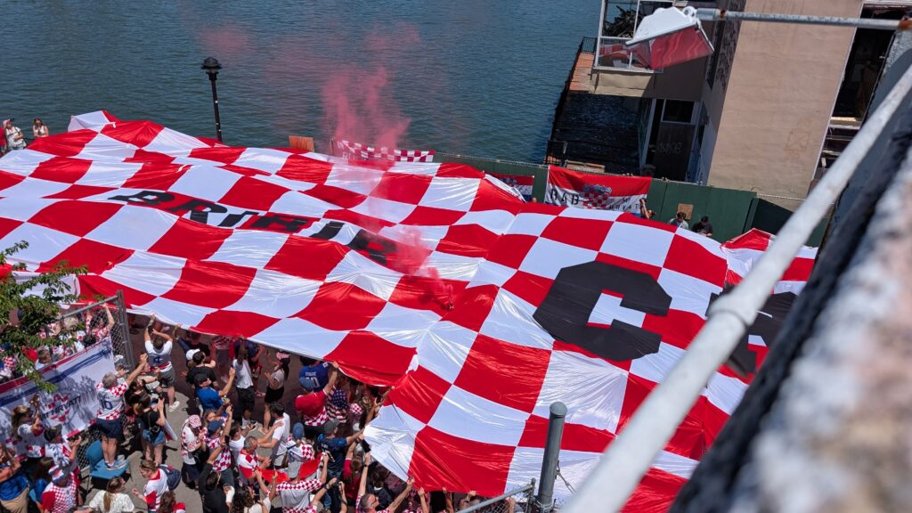 Una bandera nacida en Crikvenica y Bribir volvió a unir a la diáspora croata en Nueva York antes del Mundial