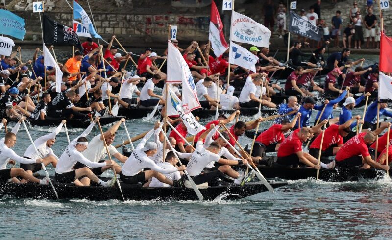 Dramática carrera de embarcaciones tradicionales en el río Neretva