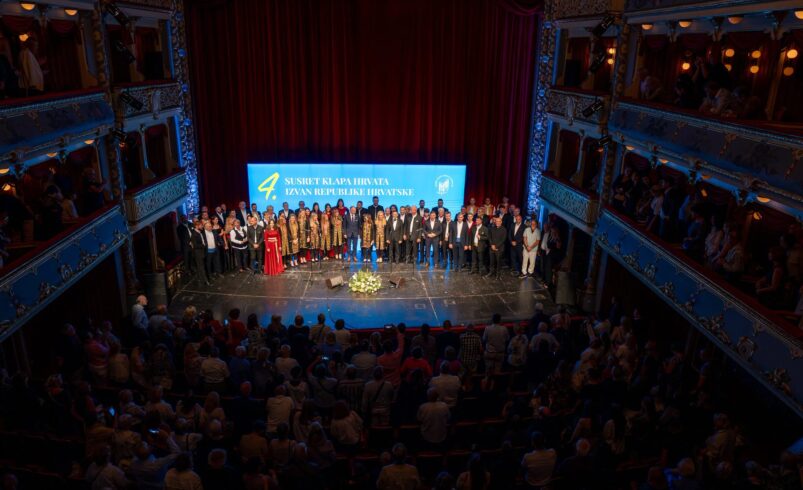 Una noche de raíces compartidas: Klapa Valovi cantó en Split junto a agrupaciones de la diáspora croata